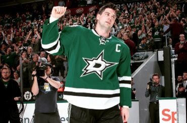 Le premier de la semaine de la LNH est également le vainqueur de sa première carrière Art Ross Tro ...