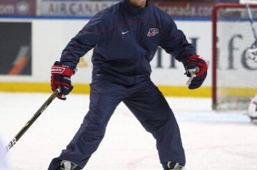 En 2004, Phil Housley a été intronisé au Temple de la renommée @USAHockey. En 2013, il ...