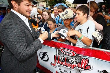 Les équipes sont arrivées à Johnstown, PA pour faire officiellement le rêve #HockeyvilleUSA ...