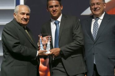 Travis Konecny ​​a été présenté avec le premier E.J. Prix ​​d'excellence McGuire ...