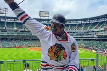 Maillots #Blackhawks blancs pour les White Sox. #Coupe Stanley...