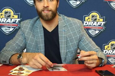 Le premier choix de l'année dernière est venu rendre visite. #NHLDraft ...