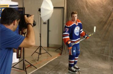 Vous vous souviendrez toujours d'avoir posé pour votre première carte de hockey. #NHLPARookieShowcase ...