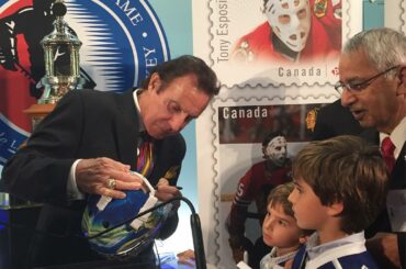 Tony Esposito peut regarder au-delà du maillot des Leafs pour rendre les enfants heureux. #GameSavers ...