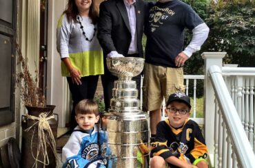 Il n'y a pas de place comme à la maison, quand la #StanleyCup vous surprend au seuil de la porte ....