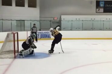 Jake DeBrusk donne le coup d'envoi de #SlowMoMonday avec ce but pervers au camp de développement ...