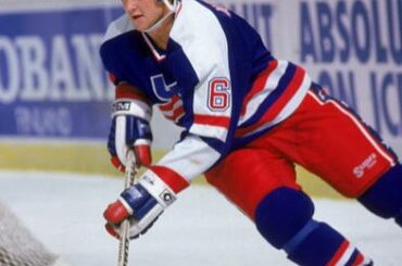 Phil Housley a joué 1 495 cour. matchs de saison, enregistrant un record de 338 buts et 89 ...