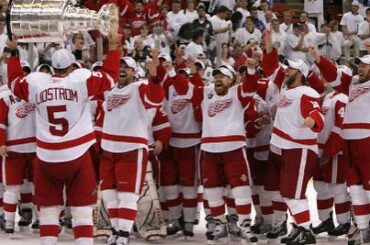 #TBT: En 2008, Lidstrom est devenu le premier capitaine européen d'une #StanleyCup ...