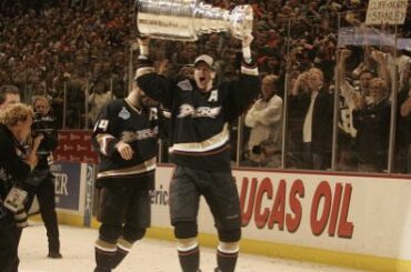 Après une saison à Edmonton, Chris Pronger a été échangé à Anaheim Ducks, avec ...