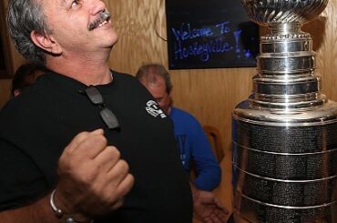 Merci de surprendre le bar local avec le #StanleyCup. #HockeyvilleUSA ...