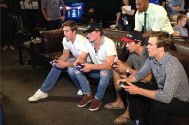 Alors @ nhanifin5 @ jackeichel11 @ dylstrome19 et @ mcdavid97 entrent dans un loun # NHL16 ...