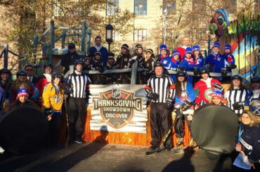 Patinez avec nous à la #MacysParade. Le float #ThanksgivingShowdown de Disc ...