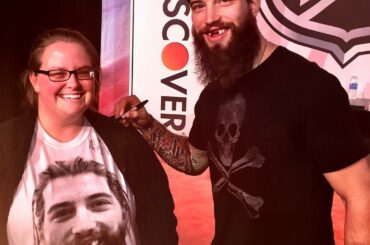 En face, Brent Burns devait signer ce tee-shirt au Discover Theatre. #Le hockey...