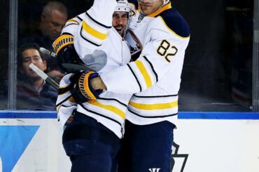 Tu dois être si grand pour embrasser Brian Gionta. #HockeyHugs ...