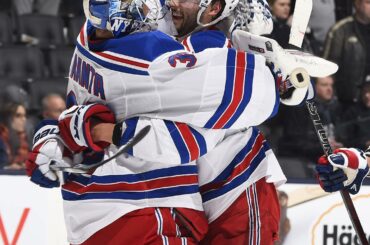 Une sacrée étreinte. #HockeyHugs ...