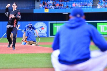Ce soir: premier lancer des Blue Jays. Septembre: Coupe du monde de hockey 2016 à destination. #TOILETTES...