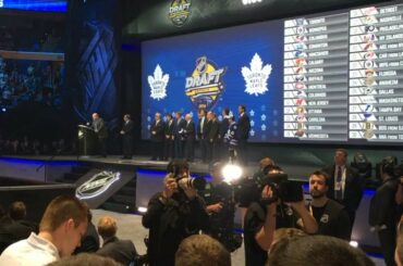 Avec le premier choix dans le #NHLDraft 2016, les @mapleleafs select ......