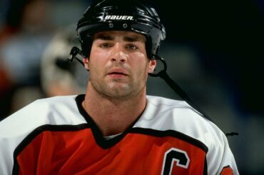 Eric Lindros souligne la promotion du Temple de la renommée du hockey 2016.
Autres intronisés: ...
