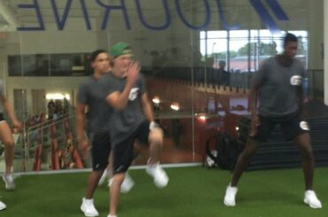 Burnzie a les genoux haut avec les enfants. #WorkoutWednesday #GCAMP ...