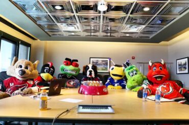 Pas de saison morte pour les mascottes alors qu'elles commencent à planifier leurs manigances pour la saison prochaine ...