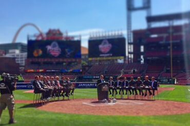 "Quelle meilleure façon de célébrer les 100 ans du hockey de la LNH que de jouer à l'ombre ...