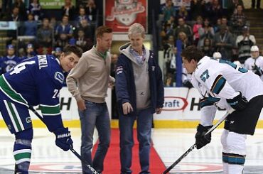 Larry a laissé tomber la rondelle de cérémonie à #KraftHockeyville. Sur la photo avec eux sont # ...