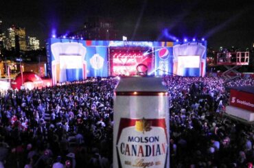 Maintenant levons-nous, prenons un @molsoncanadian et préparez-vous à jouer avec @thekille ...