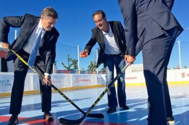 Le maire de Toronto, John Tory, affronte l'incroyable installation de @scotiab ...