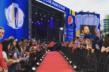 La foule est prête. La scène est prête. Les choses sont sur le point de devenir bruyantes. # WCH2016 ...