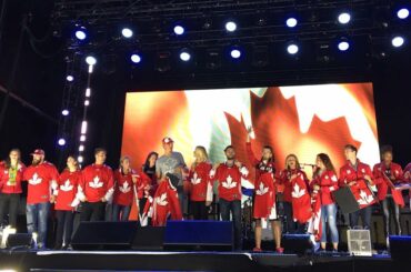 Les olympiens canadiens montrent un peu d'amour à l'autre équipe canadienne lors de la ...