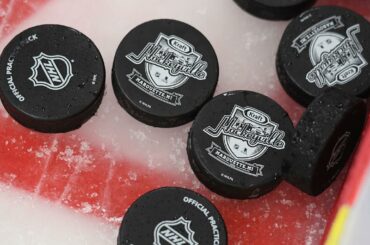 Les rondelles sont refroidies pour #HockeyvilleUSA ce soir à 7h sur @nhlonnbcsports ....