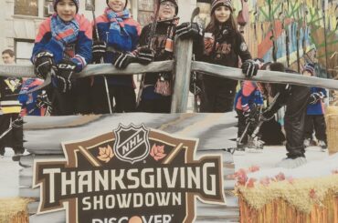 Joyeux Thanksgiving de la part de la flotte Frozen Fall Fun, amateurs de hockey! Regardez-nous sur NBC ...