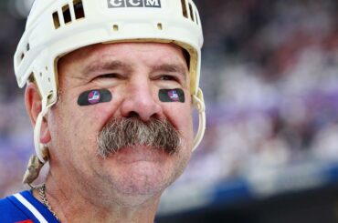 Toujours glorieux. #HeritageClassic ...