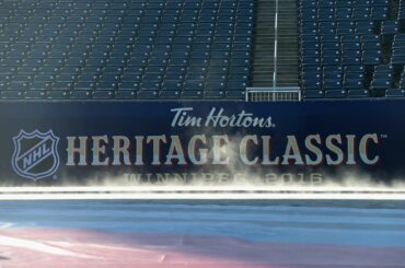 La scène attend.
Les @edmontonoilers & @nhljets s'affrontent dans les @timhortons NH ...