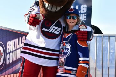Tout le monde s'amuse et joue jusqu'à ce que la rondelle tombe. Venez au Spectator Plaza à ...