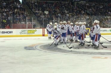 Tout va bien, Teemu est en train de préparer le but pour le match des anciens élèves de demain. #H ...