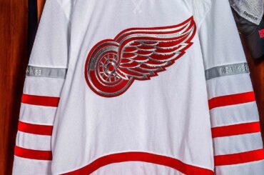 Les @detroitredwings ont dévoilé leurs uniformes pour le #CentennialClassic sur ...