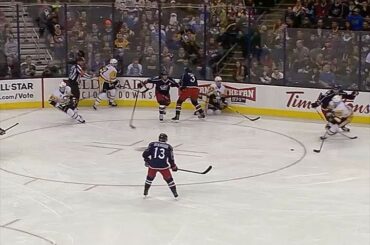 Frapper la rondelle hors de l'air est officiellement une chose pour # 87 ....