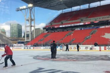 Bonne chance pour sortir @ dylanlarkin71 de la glace après la pratique. #CentennialClassic ...