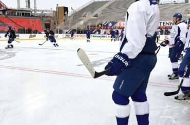 Prenez un moment pour vous imprégner de tout ça. Vous jouez dans le #CentennialClassic. # NHL1 ...