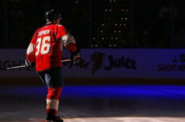 Jussi fait ce que je vois? #HockeyHolidays ...