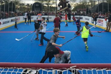 Le plaisir ne s'arrête pas à la Centennial Fan Arena en Arizona. # NHL100 ...