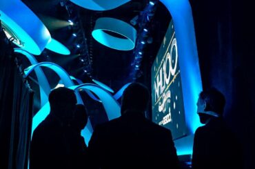 En attendant d'être annoncé sur la scène comme l'un des # NHL100 ....