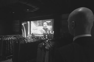 L'orignal regarde un vieux copain entrer dans le # NHL100 ....