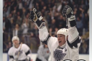 L'objectif n ° 802 est de battre le record de Gordie Howe dans la LNH.
Balayez pour voir plus de The Great O ...