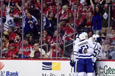 Une touche de bleu dans une mer de rouge. #BecauseItsTheCup #StanleyCup ...