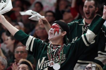 Les fans deviennent un peu sauvages dans le Minnesota. #BecauseItsTheCup #StanleyCup ...