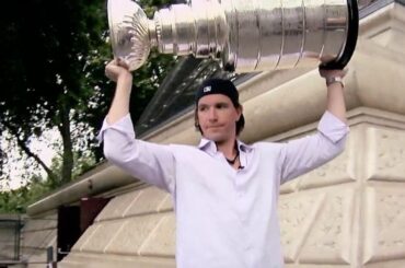 À la maison avec la #StanleyCup ... il n'y a rien de mieux.
Cristobal Huet imbibé de ...