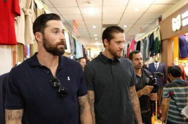 Deux joueurs - un de 6'5 "et un de 6'6" - achètent des costumes traditionnels à Shanghai.
Y ...