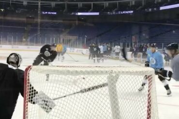 Comment Jonathan Quick effectue-t-il systématiquement des sauvegardes ridicules? Tout simplement, il pra ...